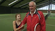 Jettes Opa kennt viele Tricks auf dem Tennisplatz.