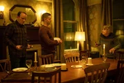 Stephen Lyons (Rory Kinnear, l.), Daniel Lyons (Russell Tovey, M.) und Muriel Deacon (Anne Reid, r.) ahnen noch nicht, welche Auswirkungen die politische Lage auf ihr Leben haben wird.