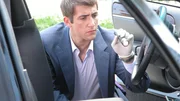 Ryan Wolfe (Jonathan Togo) sucht nach Spuren.
