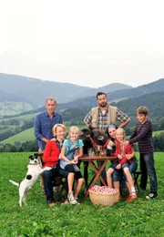 Tiere bis unters Dach, III. Staffel mit 13 neuen Folgen, v.li., sitzend: Hund Cookie, Annette Hansen (Floriane Daniel), Nelly Spieker (Jule-Marleen Schuck), Josefine Grieshaber (Sanne Schnapp), Paulina Kulka (Tabea Hug), Pawel Kulka (Moritz Knapp); hintere Reihe, stehend: Philipp Hansen (Heikko Deutschmann) und Vincent Grieshaber (Michael Sideris).