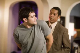 C.J. Nicholas' (Jesse Metcalfe, l.) Plan, den angehenden Gouverneur als Betr&uuml;ger zu entlarven, ger&auml;t aus den Fugen. Detective Ben Nickerson (Orlando Jones, r.) muss entscheiden, was er mit seinem Gewissen verinbaren kann ...