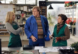 Installateur Hubert (Michael A. Grimm) bittet Johanna (Gesine Cukrowski, li.) und ihre Tante Maria (Monika Baumgartner) kr&auml;ftig zur Kasse.