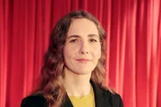 Diesmal verrät uns die Biologin Dr. Franziska Lederer (im Bild) vom Helmholtz-Institut Freiberg für Ressourcentechnologie, wie Elektroschrott biologisch recycelt werden kann. Und der Geologe Prof. Dr. Colin Devey vom GEOMAR-Helmholtz-Zentrum für Ozeanforschung in Kiel erforscht eine Umwelt, die nie ein Mensch zuvor gesehen hat: den Meeresboden.