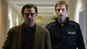 Der Ermittler Jens K&ouml;hler (Martin Feifel) findet heraus, dass es in der Nacht von Lauras Verschwinden einen Vorfall mit seinem Kollegen Kai Jessel (Golo Euler, re.) gab.