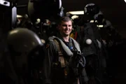 Der Student LTJG Andrew Seepe lächelt im Paraloft auf der Basis.