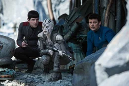 Noch ahnen Spock (Zachary Quinto, l.), Jaylah (Sofia Boutella, M.) und Doc Bones (Karl Urban, r.) nicht, gegen wen sie nach dem Absturz der Enterprise auf einem fremden Planeten wirklich k&auml;mpfen m&uuml;ssen ...