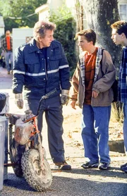 Von links: Unbekannter Darsteller, Malcolm (Frankie Muniz) und Reese (Justin Berfield)