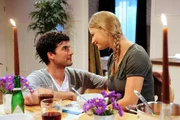 Konstantin (Moritz Tittel, l.) und Theresa (Ines Lutz, r.) fühlen sich in ihrer neuen Wohnung sehr wohl.