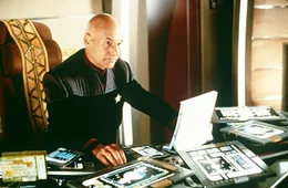 Picard (Patrick Stewart) sieht sich gezwungen, sein Kommando niederzulegen und sich einer galaktischen Widerstandsbewegung anzuschlie&szlig;en ...