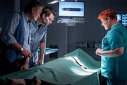 "Soko Kitzbühel", "Schöpfung." Die Gentechnik-Studentin Yasmin Stackler wird erschossen aufgefunden. Bei der Obduktion stößt Dr. Löcker auf einen in Stacklers Körper implantierten Mikrochip. Dies führt Lukas und Nina bei ihren Ermittlungen in die Biohacker-Szene. Wie sich herausstellt, betrieb Stackler mit ihrem Freund Tommy und ihrem Studienkollegen Laurenz ein Gentechniklabor. Jedoch kriselte die Beziehung und auch professionelle Differenzen tauchten vermehrt auf. Im Bild (v.li.): Ferry Öllinger (Kroisleitner), Jakob Seeböck (Lukas Roither), Veronika Polly (Dr. Stefanie Löcker).