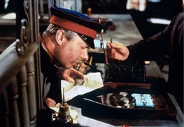 Wilhelm Voigt (Heinz R&uuml;hmann) wei&szlig; inzwischen, dass es im Rathaus von K&ouml;penick keine Passstelle gibt. Sein unglaublicher Handstreich ist damit fehlgeschlagen.
