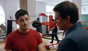 Detective Mike Logan (Chris Noth, r.) hat Peter (Enver Gjokaj) einst vor einer kriminellen Karriere bewahrt. Daher glaubt er nicht, dass er etwas mit dem Mord an seinem Bruder zu tun hat.