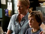 Zunächst wird Jake O'Hara (Jordan Garrett) als Zeuge geladen, doch das Blatt wendet sich als sich der 13-Jährige in Begleitung seiner Mutter Leslie O'Hara (Johanna Day) in Widersprüche verstrickt. Zunächst wird Jake O'Hara (Jordan Garrett) als Zeuge geladen, doch das Blatt wendet sich als sich der 13-Jährige in Begleitung seiner Mutter Leslie O'Hara (Johanna Day) in Widersprüche verstrickt.