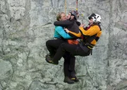 Emilie (Stefanie von Poser, l.) und Tobias (Markus Brandl, M.) sind bei einer Bergtour abgestürzt; Andreas Marthaler (Martin Gruber, r.) hilft ihnen.