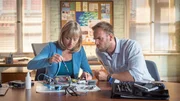 Kriminaltechnikerin Roswitha Prinzler (Silke Mathias, l.) nimmt die Drohne von der Greifvogelstation auseinander - wobei ihr Pöhlmann (Dominic Boeer, r.) über die Schulter schaut. Sie stellt fest, dass es sich hierbei um ein teures Modell mit neuester Technik handelt. Dabei hat Karsten Holthusen felsenfest behauptet, dass es nur ein billiges Ablenkungsmodell sei. Hat der Mann die Kommissare angelogen, weil er der Mörder ist? Kriminaltechnikerin Roswitha Prinzler (Silke Mathias, l.) nimmt die Drohne von der Greifvogelstation auseinander - wobei ihr Pöhlmann (Dominic Boeer, r.) über die Schulter schaut. Sie stellt fest, dass es sich hierbei um ein teures Modell mit neuester Technik handelt. Dabei hat Karsten Holthusen felsenfest behauptet, dass es nur ein billiges Ablenkungsmodell sei. Hat der Mann die Kommissare angelogen, weil er der Mörder ist?