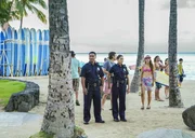 Junior Reigns (Beulah Koale, l.) und Tani Rey (Meaghan Rath, r.) m&uuml;ssen einen Tag im Streifendienst absolvieren, erst danach werden sie offizielle Mitglieder des Hawaii Five-0 ...
