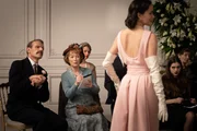 Marquis de Chassange (Lambert Wilson, 1.v.l.) und Ada Harris (Lesley Manville, 2.v.l.)