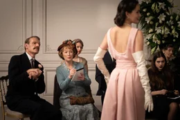 Marquis de Chassange (Lambert Wilson, 1.v.l.) und Ada Harris (Lesley Manville, 2.v.l.)