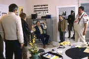 Im letzten Moment gelingt es Kommissar Hofer, Wildgruber zur Aufgabe zu Überreden (v.l.n.r.: Markus Böker, Max Müller, Wolfgang Fierek, Gerd Lohmeyer, Joseph Hannesschläger).