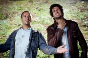 Nachdem Semir (Erdogan Atalay, l.) und Ben (Tom Beck) einen Abhang hinuntergest&uuml;rzt sind, ist Semir sein R&uuml;ckenproblem los - daf&uuml;r hat Ben jetzt eines.