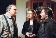 Der Schweizer Polizist Urs Brauchli (Lambert Hamel) ist zu Gast bei Commissario Brunetti (Uwe Kockisch, r.) und seiner Frau Paola (Julia Jäger).