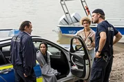 Arda Turan (Yasemin Cetinkaya, 2.v.l.) hat einen toten Taucher aus dem Fluss gezogen. Jägers (Markus John, l.) Argwohn ist geweckt. Das Team der WAPO beginnt mit den Ermittlungen (mit Karen Dahmen, 2.v.r. und Niklas Osterloh, r.).