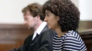 Maus-Dreh im Gericht: Maus-Reporterin Siham El-Maimouni sitzt dort, wo sonst die Angeklagten sitzen. Auch wenn an ihrer Seite ein echter Anwalt sitzt und der Fall nur ausgedacht ist: Sie fühlt sich hier unwohl.