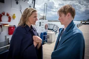 Nora (Tanja Wedhorn) und Kai (Lukas Zumbrock, re.) haben einen Schwimmer gerettet. Nora (Tanja Wedhorn) und Kai (Lukas Zumbrock, re.) haben einen Schwimmer gerettet.