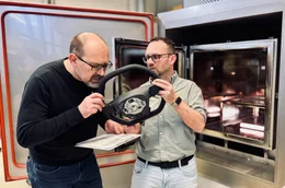 Die Nase f&auml;hrt mit: Chemiker Dr. Ludwig Poll (l.) und Kollege bei der Geruchskontrolle f&uuml;r Audi in Ingolstadt.