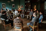 Simon Schneider (Paul Ahrens) beginnt seine Konversationstherapie. Nach ersten Berührungsängsten machen die anderen Bewohner auf Simon einen netten Eindruck. Simon Schneider (Paul Ahrens) beginnt seine Konversationstherapie. Nach ersten Berührungsängsten machen die anderen Bewohner auf Simon einen netten Eindruck.