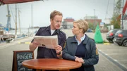 Timmermann (Mathias Junge, l.) und Stine (Sidsel Hindhede, r.) machen sich rar, damit ihnen von den Kollegen nicht immer nur die langweiligen Fleißaufgaben aufgedrückt werden. Timmermann (Mathias Junge, l.) und Stine (Sidsel Hindhede, r.) machen sich rar, damit ihnen von den Kollegen nicht immer nur die langweiligen Fleißaufgaben aufgedrückt werden.
