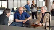 Commissario Brunetti (Uwe Kockisch, li.) und Sergente Vianello (Karl Fischer, 2. v. li.) haben den amerikanischen Historiker Joseph Nickerson (August Zirner, re.) am Flughafen abgefangen.