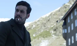 Adri&aacute;n (Mario Casas) schwimmen die Felle davon: In einem einsamen Hotel in einem von innen abgesperrten Zimmer wurde seine Geliebte Laura ermordet &ndash; mit ihm an der Seite.