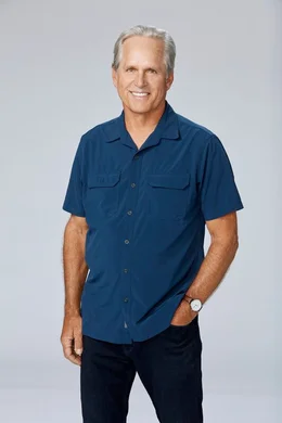 Hank (Gregory Harrison) ist in einen hitzigen Grundst&uuml;cksstreit mit seiner Nachbarin Margie verwickelt.