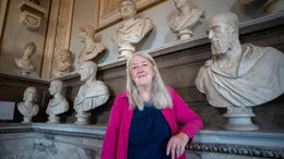Historikerin Mary Beard  +++ Die Verwendung des sendungsbezogenen Materials ist nur mit dem Hinweis und Verlinkung auf RTL+ gestattet. +++