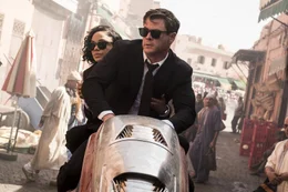 Agent M (Tessa Thompson), Agent H (Chris Hemsworth).