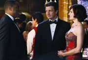 Der Bürgermeister (Joseph C. Phillips, l.) ist von Castles (Nathan Fillion, M.) Begleitung Kate (Stana Katic, r.) sofort angetan.