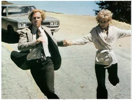 Suchen einen verschwundenen Erben und geraten prompt in Lebensgefahr: Wahrsagerin Blanche Tyler (Barbara Harris, r.) und Taxifahrer George Lumley (Bruce Dern, l.) ...