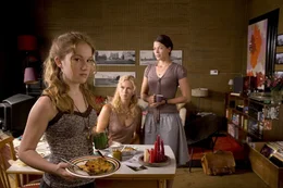 Sprotte (Michelle von Treuberg) mit ihrer Mutter Sybille (Veronica Ferres) und ihrer Klassenlehrerin Frau Rose (Jessica Schwarz).