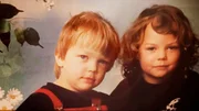 Sie kamen am Tag des Mauerfalls zur Welt: Annemarie und Anika, als zweieiige Zwillinge in der DDR geboren. Aufgewachsen sind sie in einem kleinen Dorf in der Mecklenburgischen Schweiz. In einer Zeit, als für ihre Eltern alles auf dem Kopf stand.