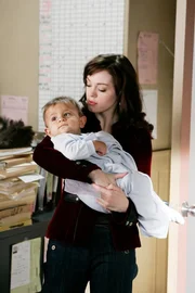 Paige (Rose McGowan) nimmt das Baby an, das ihr Henry zur Betreuung gegeben hat – doch sie will es schnellstmöglich wieder loswerden.