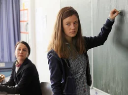 Die Mathematiklehrerin Hollenbach (Ulrike Arnold) l&auml;sst Lisa (Julia Sophie Schabus, re.) an der Tafel mit einer schwierigen Rechenaufgabe schmoren.