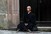 In traditionelle Gew&auml;nder geh&uuml;llt und mit einer blutenden Wunde am Kopf taucht der junge japanische M&ouml;nch Taro (Aaron Le) in der Provinz bei Aachen auf.