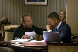 Dr. Bennet Omalu (Will Smith, r.).