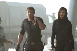 Barney Ross (Sylvester Stallone) und Maggie (Nan Yu)    +++ Die Verwendung des sendungsbezogenen Materials ist nur mit dem Hinweis und Verlinkung auf RTL+ gestattet. +++; Barney Ross (Sylvester Stallone) und Maggie (Nan Yu)    +++ Die Verwendung des sendungsbezogenen Materials ist nur mit dem Hinweis und Verlinkung auf RTL+ gestattet. +++