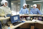 (v.l.n.r.) Dr. Atticus Lincoln (Chris Carmack); Dr. Winston Ndugu (Anthony Hill); Dr. Owen Hunt (Kevin McKidd)