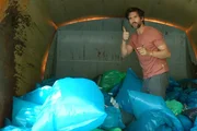 Mischko (Tom Beck) sucht im Müll nach dem Müllbeutel von June, in dem sich ein Geheimnis verbirgt.