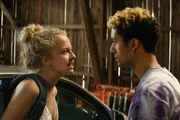 Tilda (Kya Celina Barucki) und Rokko (Rojan Barani) streiten sich, weil Rokko sagt, dass er nicht gut ist für Tilda und nichts aus ihnen werden kann.