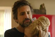 Mischko (Tom Beck) nimmt Tilda (Kya Celina Barucki) in den Arm und versucht sie zu trösten, nachdem Rokko mit ihr Schluss gemacht hat.