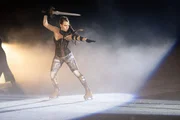 Michelle (Franziska Benz) läuft eine grandiose Show und ahnt nicht, dass es ein Attentäter auf sie abgesehen hat...